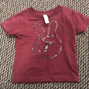 Maroon t shirt, peace sign